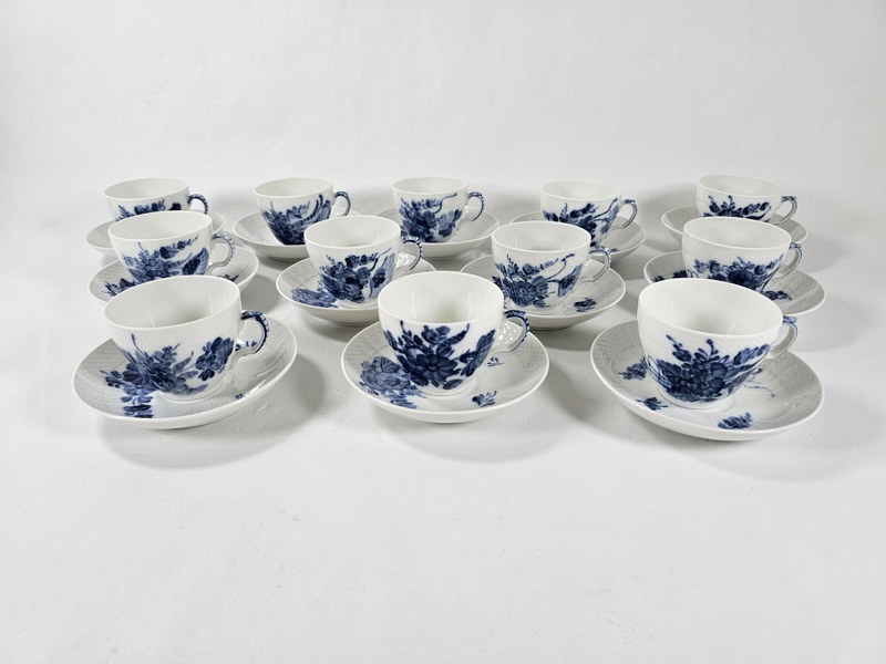 Royal Copenhagen "Blå blomster" 12 kaffekoppar m fat