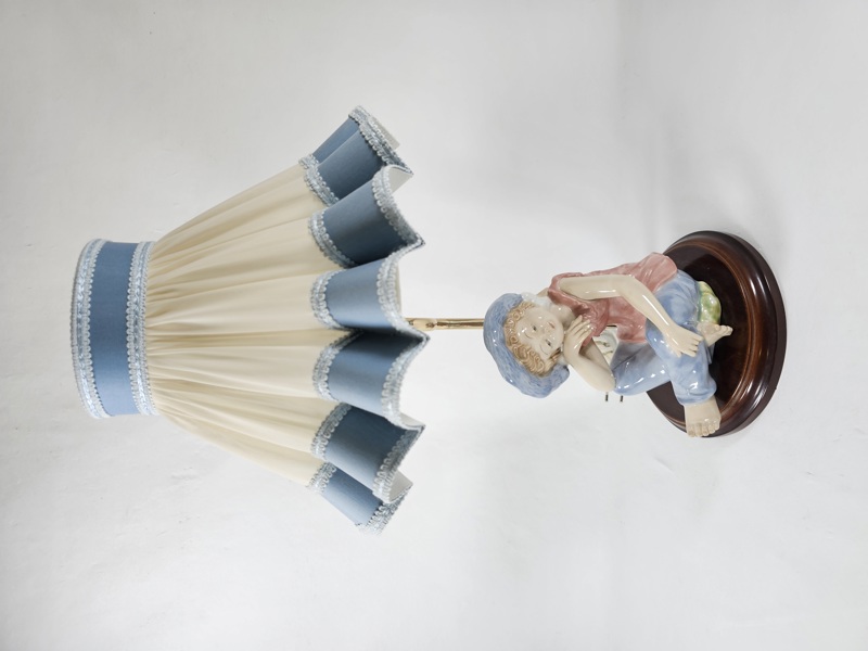 Bordslampa, med figurin, porslin