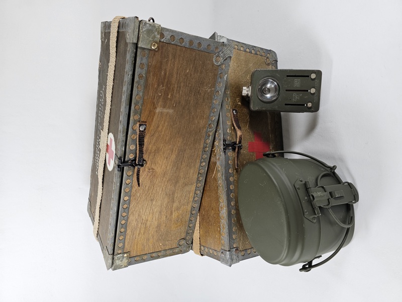 Militär/Förbandslådor, 2 st, matlåda och ficklampa