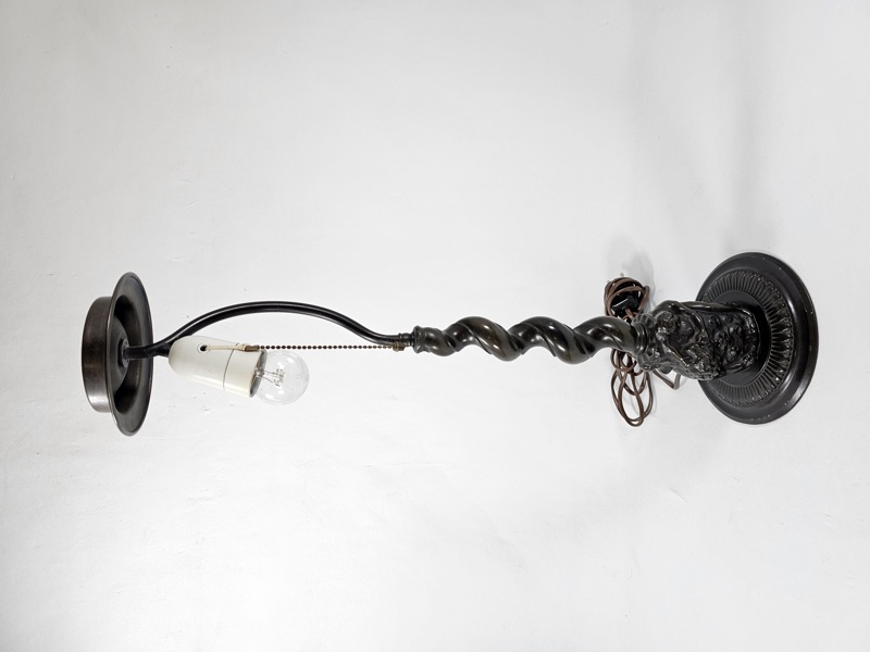 Äldre bordslampa, patinerad metall,