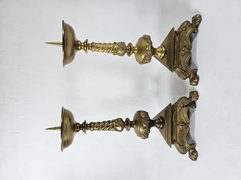 Altarljusstakar, ett par, barockstil, mässing/malm
