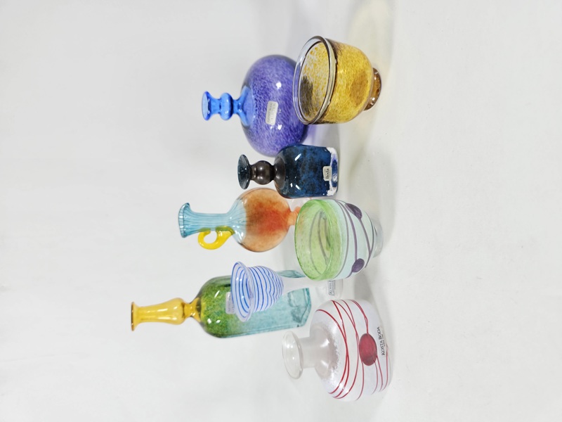 Konstglas "miniatyrer" 8 st, bla Bertil Vallien och Kjell Engman, alla signerade