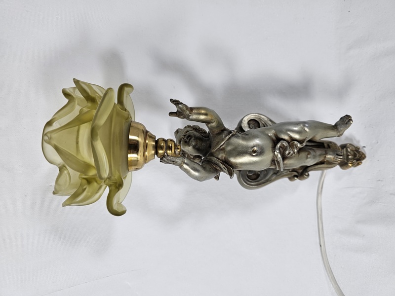Vägglampa, vitmetall och glas