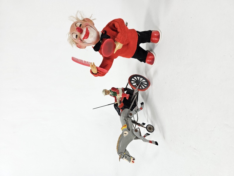 Äldre leksaker, clown och travhäst