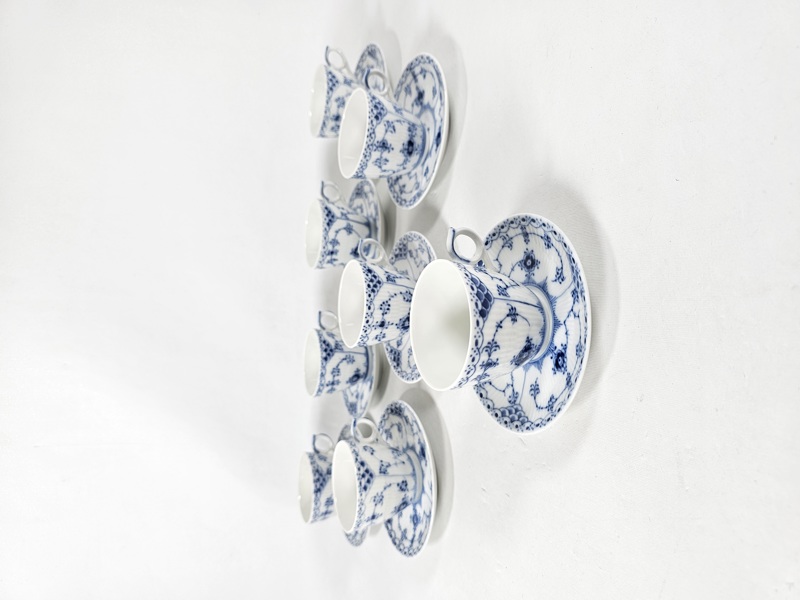 Royal Copenhagen, Musselmalet, 8 koppar med fat