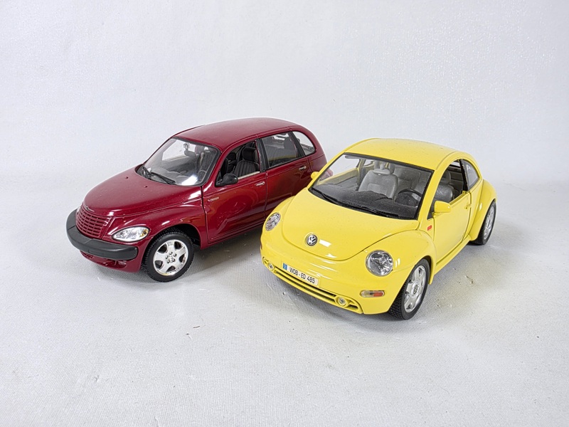 Samlarbilar, 2st Volkswagen New Beetle, Burago Italien 1:18 och Chrysler PT Cruiser 1:18