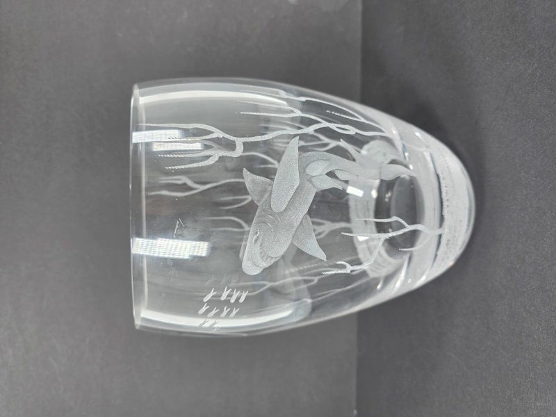 Jim Johnsson, vas, graverad dekor, signerad