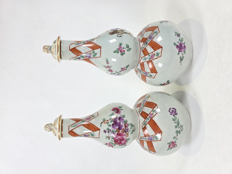 Karaffer med lock, 2 st, vapenporslin, Frankrike