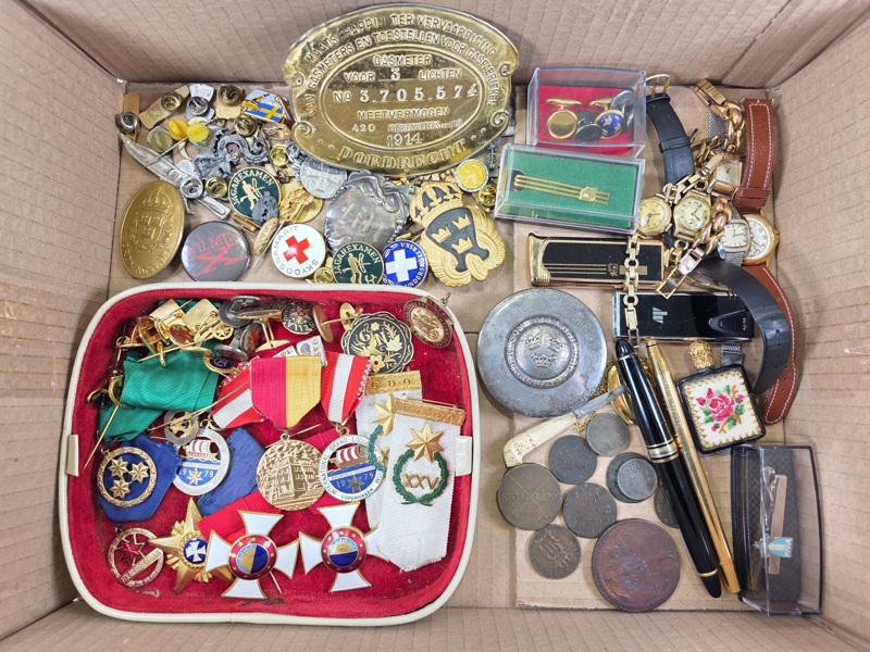 Parti medaljer, pins, armbandur mm