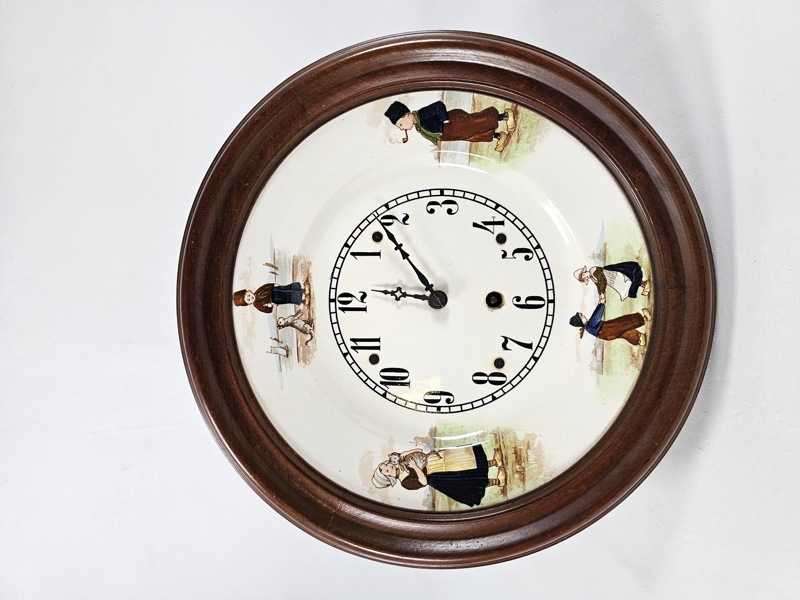 Äldre väggklocka, porslin/trä 
