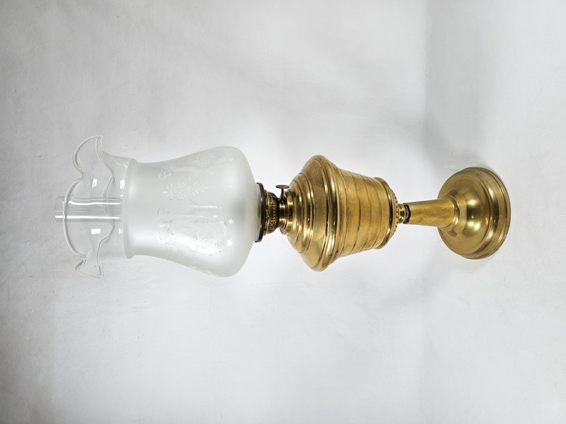 Bordsfotogenlampa, mässingsfot