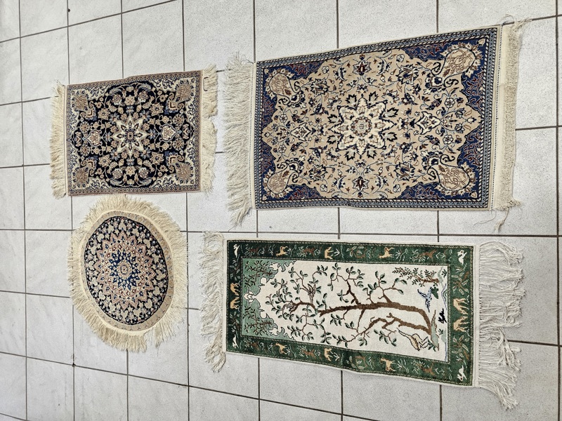 4 mindre handknutna mattor.