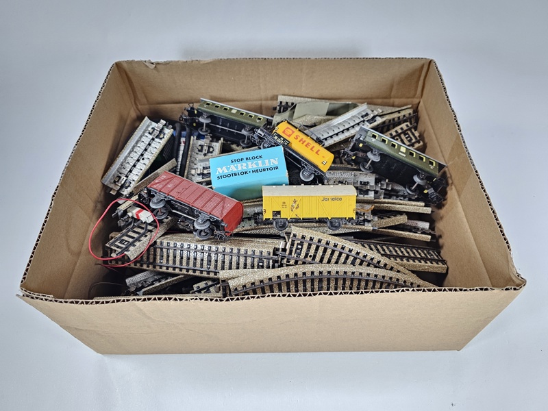 Märklin, parti räls och vagnar 