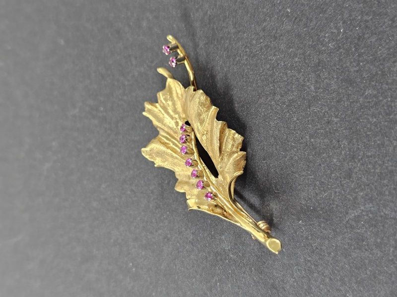 Brosch, guld, 18K, vikt inkl stenar 9,5 gr