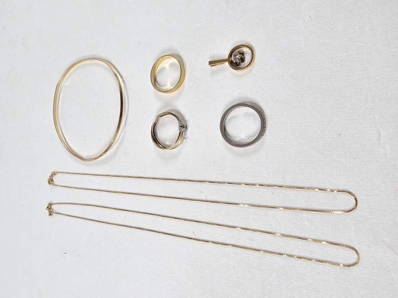 Parti guld, 18K, vikt 17 gr inkl stenar