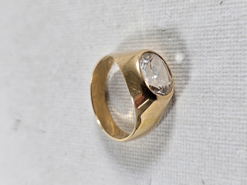 Guldring, 18K, vikt 4 gr inkl sten