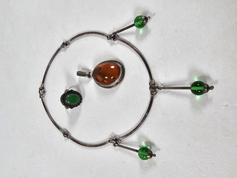 Halsband, hänge och ring, silver, vikt 39 gr inkl stenar