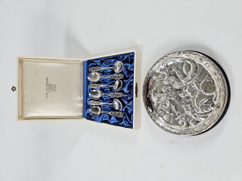 Fat och 6 kaffeskedar, silver, vikt inkl bottenplatta 160 gr.