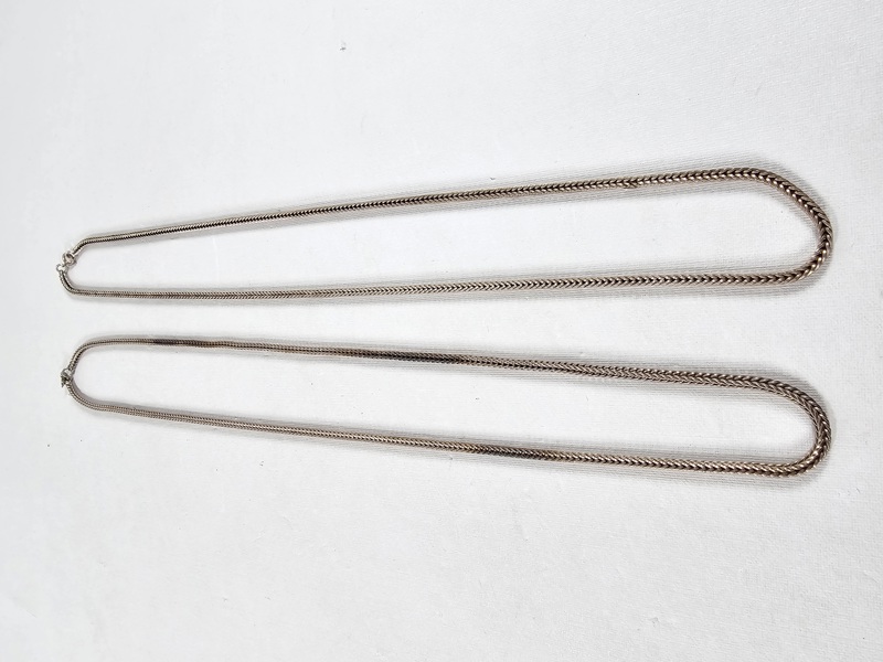 2 halsband, silver, vikt 75 gr.