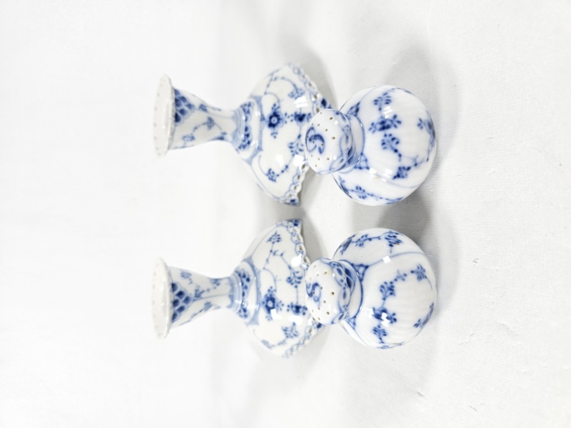 Royal Copenhagen "Musselmalet" ljusstakar, ett par och salt och peppar