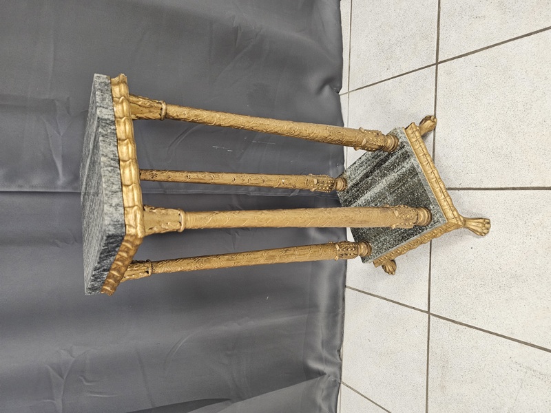 Förgylld piedestal med marmorskivor