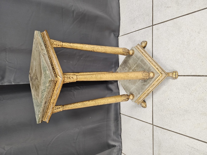 Förgylld piedestal med marmorskiva