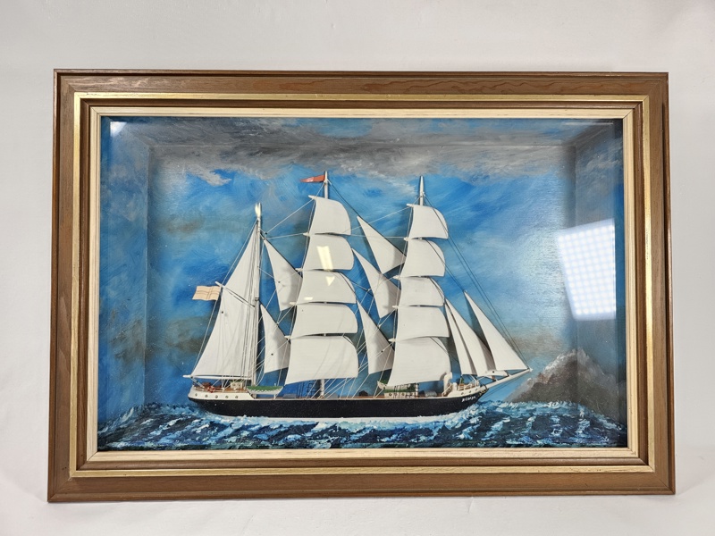 Diorama, innehållande båtmodell, skepp