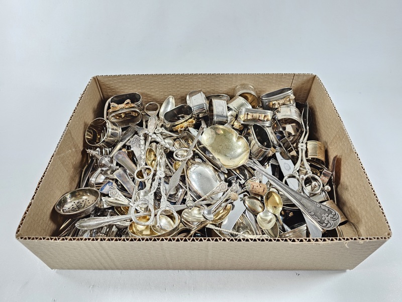 Parti blandade bestick, servettringar mm