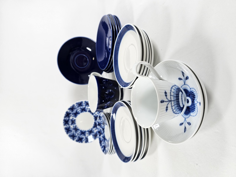 Parti kaffe/tefat, Koka, Mona amie, Blå eld samt kopp Arabia och en kopp m fat Blue Flute, Royal copenhagen