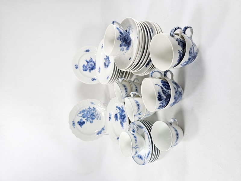 Parti servisdelar, bla Empire, Bing Gröndahl och Blå blomster, Royal Copenhagen