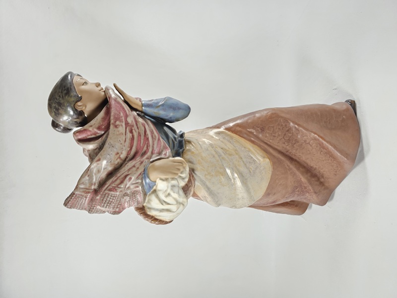 Nao/Lladro, större figurin "Kvinna med korg" Spanien