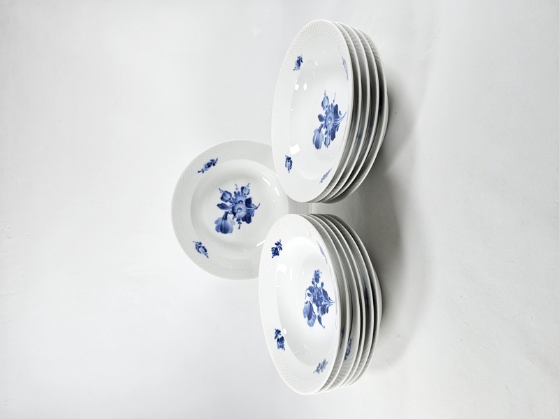 Royal Copenhagen, 12 djupa mattallrikar "Blå Blomster"