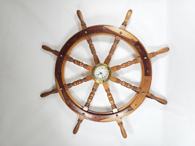 Större skeppsratt med klocka