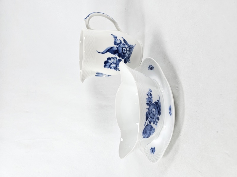 Royal Copenhagen, 2 del, kanna och såsskål "Blå Blomster"