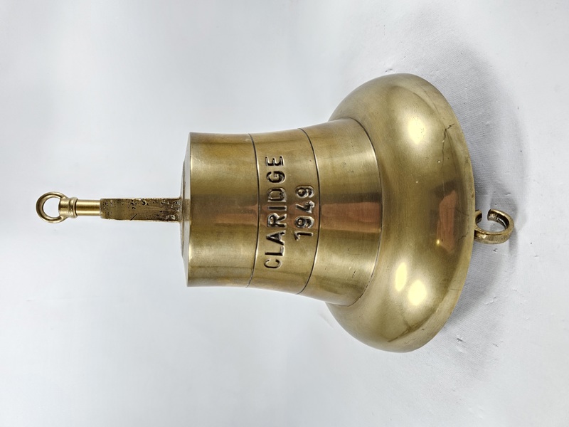 Skeppsklocka, märkt Claridge 1949, mässing