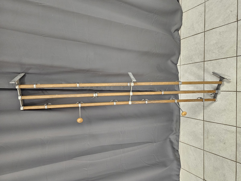 Hatthylla, trä och aluminium, 1900 talets mitt, Obs! Längd 170 cm