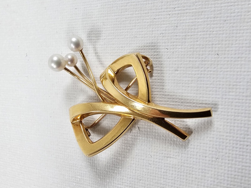 Guld, brosch, 18K, vikt inkl pärlor 3,5 gr