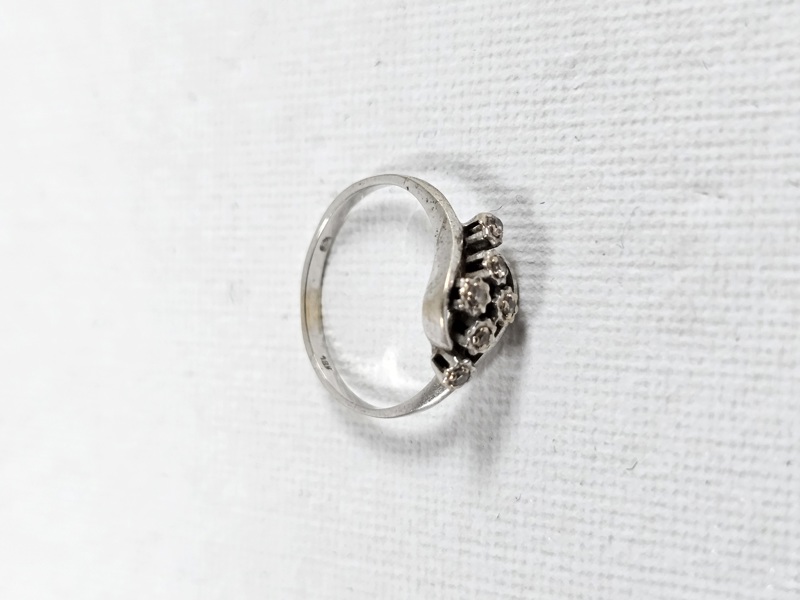 Vitguld, ring m 6 stenar, 18K, vikt inkl stenar 1,5 gr.