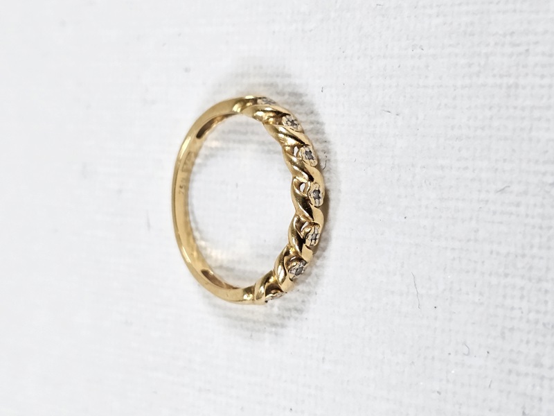 Guld, ring m 7 stenar, 18K, vikt inkl stenar 1,7 gr.