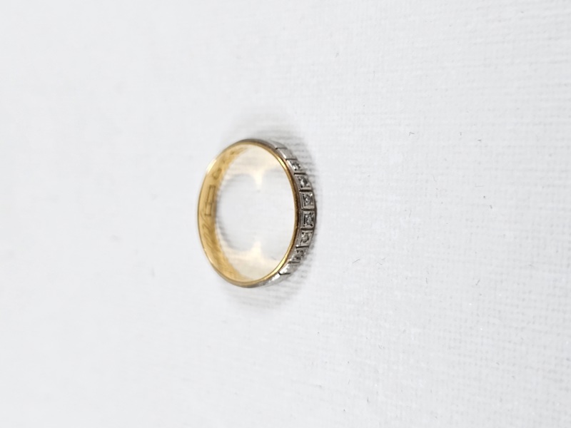 Guld, ring, 18K, vikt inkl stenar 2,5 gr.