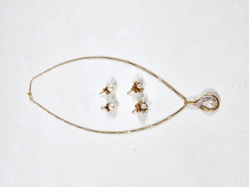 Guld, halsband, 2 par örhängen, 18K, vikt inkl pärlor 6,5 gr.