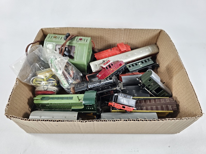 Parti lok och vagnar mm