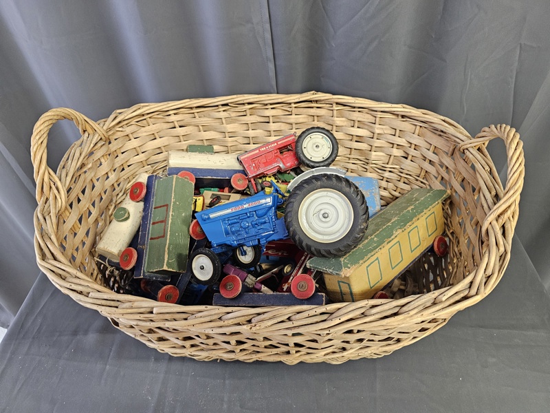 Parti leksaker, bilar, traktorer mm.