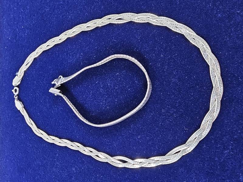 Silver, hals och armband, vikt 24 gr.